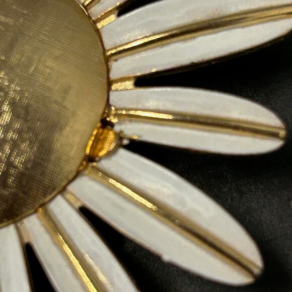Vintage 1969 Avon White Enamel and Gold Toned Daisy Brooch - Picture 3 of 4